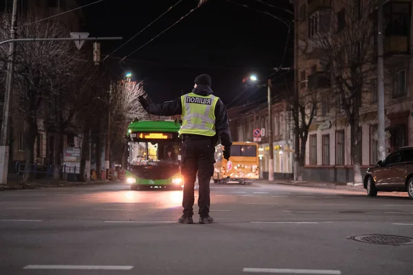 Verkeerspolitie Tijdens Het Stoppen Van Voertuigen Weg — Stockfoto