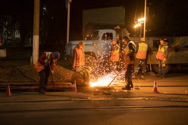 Zhytomyr, Ukrayna - 12 Mayıs 2021: Tramvay hattında bakım çalışmaları. İşçiler tramvay demiryollarına kaynak yapıyor.