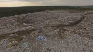 Terk edilmiş, sel basmış, çöplük. Nehrin kıyısında çöp.