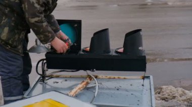İşçiler kırık bir trafik lambasının ışığını tamir ederler