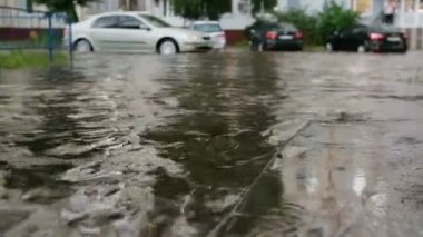 Şiddetli yağmur ve sağanak yağış sırasında şehir caddesini su bastı. Felaket seli, sel..