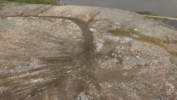Залишилося затоплене сміттєзвалище міста. Сміття на березі річки — стокове відео