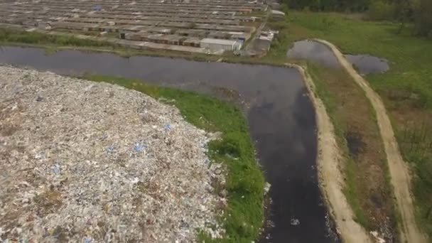 Verlaten overstroomde vuilnisbelt. Afval aan de oevers van de rivier — Stockvideo