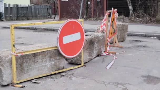 Roadworks signs on a street. Detour arrow. Repair work on the road. — Stock Video