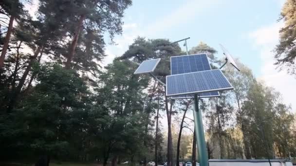 Solární panely v parku. Ekologická ochrana elektřiny a životního prostředí. — Stock video