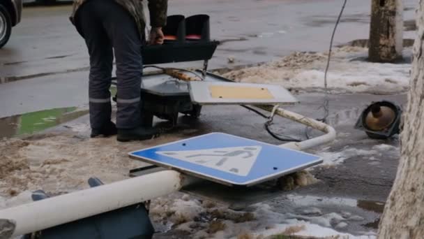 Arbeiter reparieren das Licht einer kaputten Ampel — Stockvideo