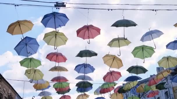 Színes esernyők. Színes esernyők az égen. Utcai dekoráció. — Stock videók