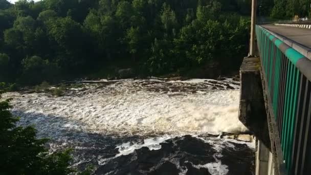 Dammen svämmar över av vatten. Enormt tryck av vatten — Stockvideo