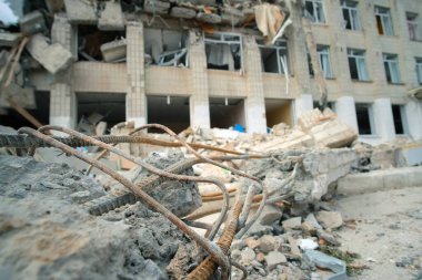 Zhytomyr, Ukrayna - 16 Mart 2022: okula atılan bombanın sonuçları.
