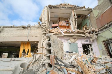 Zhytomyr, Ukrayna - 16 Mart 2022: okula atılan bombanın sonuçları.