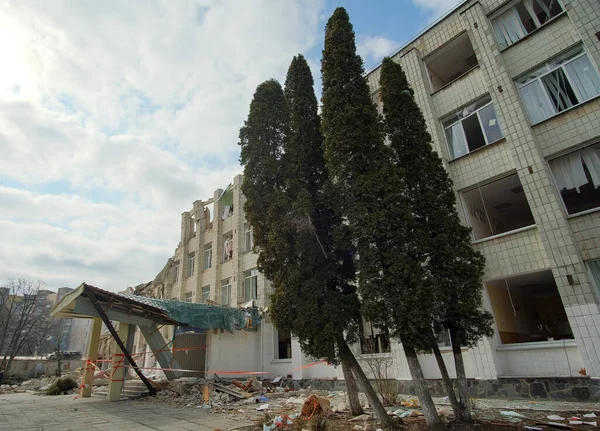 Житомир, Украина - 16 марта 2022 года: последствия сброшенной в школе бомбы. — стоковое фото