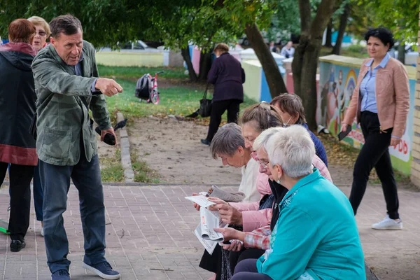 Zhytomyr, Ukrayna - 4 Ekim 2020: Kadınlar bankta oturur ve gazete okurlar