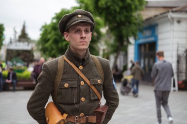 Zhytomyr, Ukrayna - 23 Nisan 2021: İkinci Dünya Savaşı 'nın bitiminin yıl dönümünde düzenlenen tarihi bir festivalde Ukrayna direniş ordusu savaşçıları şeklinde insan portresi