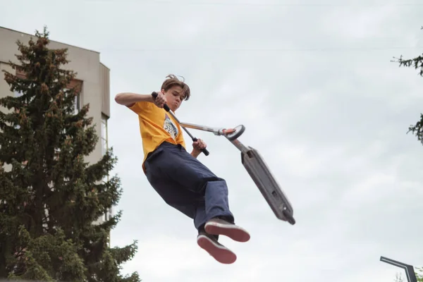 Zhytomyr Ukrajina Května 2021 Teenager Udělal Neúspěšný Trik Sportovní Push — Stock fotografie