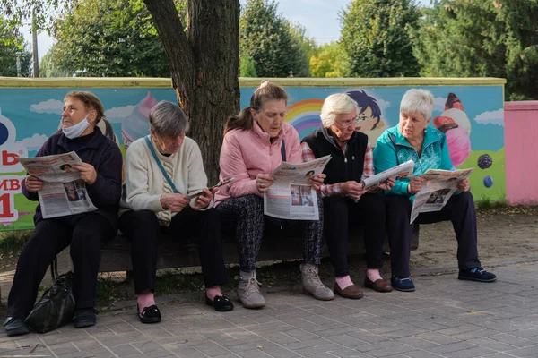 Житомир Украина Октября 2020 Года Старшие Женщины Сидят Скамейке Читают — стоковое фото