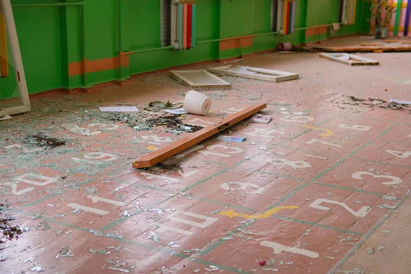 Zhytomyr Ukraine March 2022 Consequences Bomb Dropped School 俄罗斯从空中发动的军事进攻 用玻璃碎片在学校的操场上玩耍 免版税图库照片