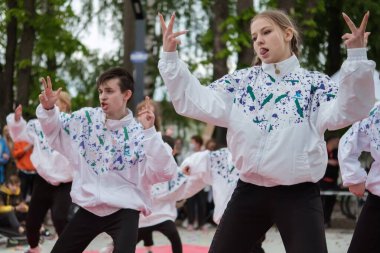 Zhytomyr, Ukrayna - 15 Mayıs 2021: Meydanda dans eden bir grup insan. Kızlar ve oğlanlar dans ederken ellerini kaldırdılar..