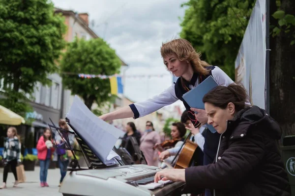 Zhytomyr Ucraina Maggio 2021 Musicista Strada Femminile Che Suona Violino — Foto Stock