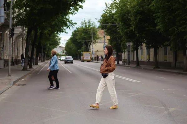 Żytomierz Ukraina Maja 2021 Dwie Dziewczyny Przechodzą Przez Ulicę Złym — Zdjęcie stockowe