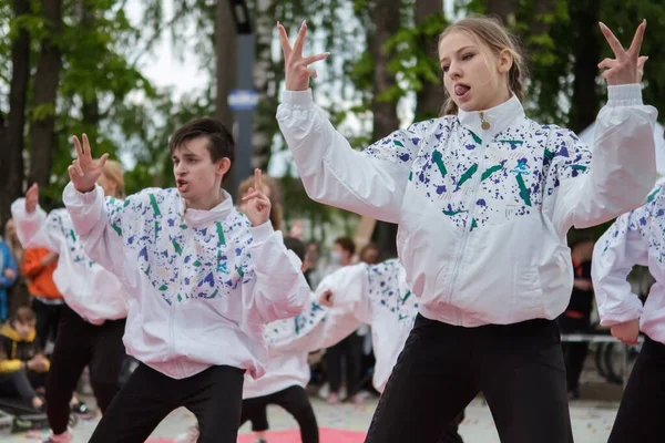 Żytomierz Ukraina Maja 2021 Grupa Ludzi Tańczących Placu Dziewczyny Chłopcy — Zdjęcie stockowe