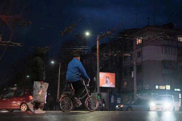 Zhytomyr Ukraine 2021年12月19日 人类夜间骑单车穿过街道 危险的城市交通状况 — 图库照片