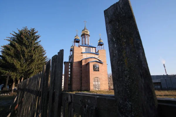 Ortodoks Kilisesi Yazın Mavi Gökyüzünde Çitlerin Arkasında — Stok fotoğraf