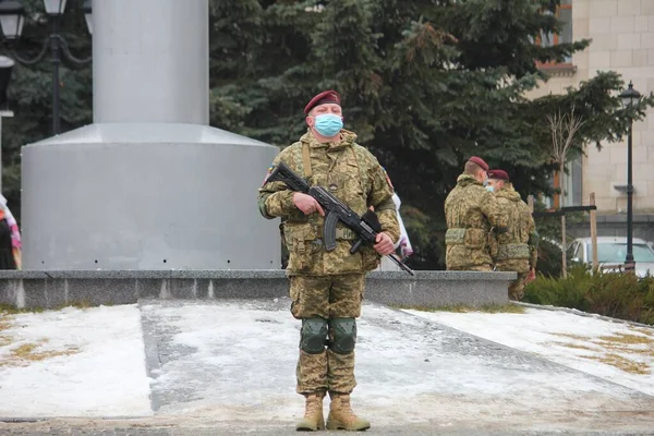Zhytomyr Ucrania Febrero 2022 Militar Sostiene Cañón Ametralladora Soldado Ucraniano —  Fotos de Stock