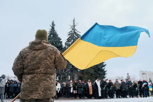Soldado Camuflagem Segurando Acenando Bandeira Ucraniana Dia Independência Ucrânia — Fotografia de Stock