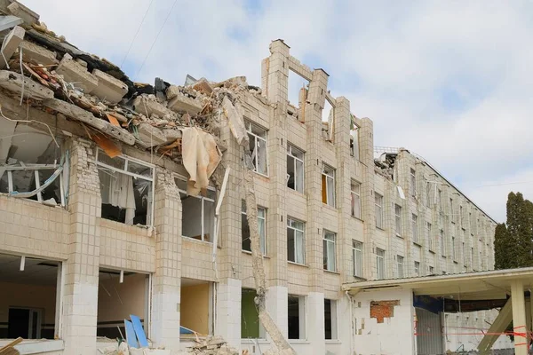 乌克兰Zhytomyr市的一所学校在俄罗斯弹道导弹击中后被摧毁 俄罗斯的侵略概念 图库照片