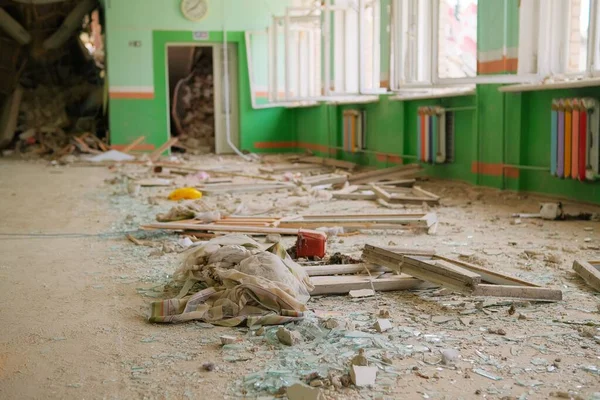 炸弹的后果落在了学校身上 俄罗斯从空中发动的军事进攻 学校内部 图库图片