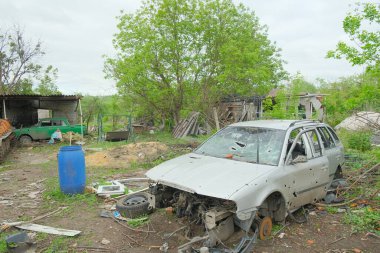 Rus işgalinden sonra Ukrayna şehirleri. Ev ve bahçe Rus füzeleri, mayınlar, mermiler tarafından tahrip edildi..