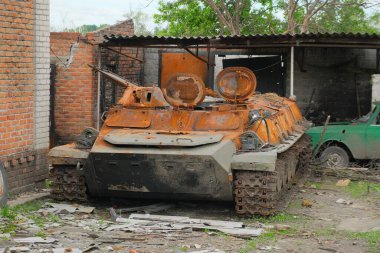 Rus taarruzu sırasında köyün avlusunda yok edilen Rus tankı. Rus tankı Ukrayna köyünün bahçesinde saklanıyordu..