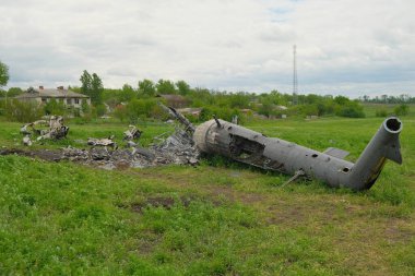 Harkiv bölgesinde Rusların yok ettiği helikopterin enkazı. Ukrayna 'da Savaş.