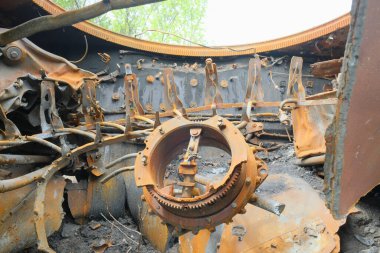 Ezilmiş ve yanmış Rus tanklarının içinde. Yok edilmiş tank. Ukrayna 'da Savaş.