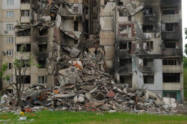 Kharkiv 'in yıkılan ve yakılan binaları. Yağmurdaki Rus füzelerinin ardından.