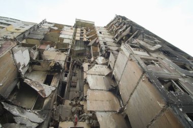 Kharkiv 'in yıkılan ve yakılan binaları. Yağmurdaki Rus füzelerinin ardından.