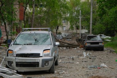 Rus ordusunun Kharkiv 'deki roket saldırısından sonra yolda duran arabaların görüntüsü. Rus havacılık kuvvetleri sivil nesneleri bombaladı. Rusya 'nın Ukrayna' ya karşı savaşı. Kharkiv, Ukrayna