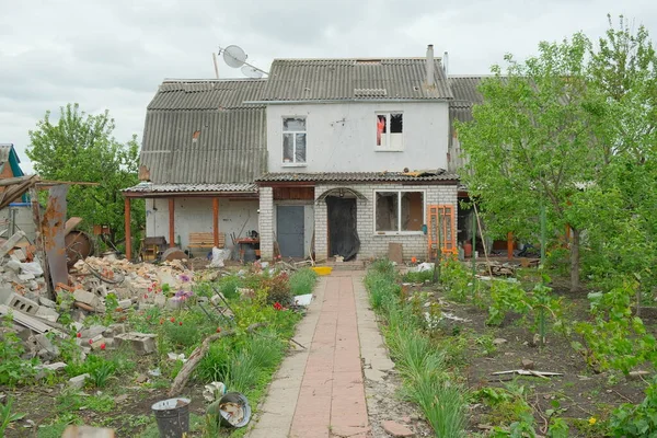 ロシア軍によって破壊された民間人の家 ウクライナの概念に対する戦争 — ストック写真