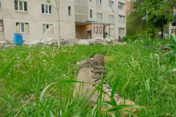 Ztratil Jsem Vojenskou Botu Trávě Válečné Důsledky Ruské Invaze Ukrajině — Stock fotografie