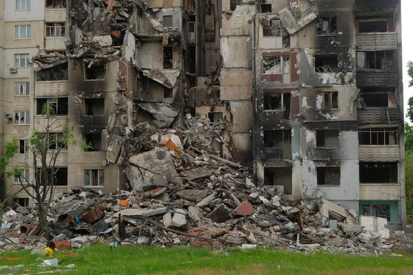 Kharkiv 'in yıkılan ve yakılan binaları. Yağmurdaki Rus füzelerinin ardından.