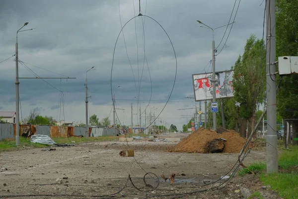 乌克兰哈尔科夫住宅区被毁的空旷街道 战争后果 铁丝网被撕破 电线杆被折断 俄军入侵乌克兰城市 — 图库照片