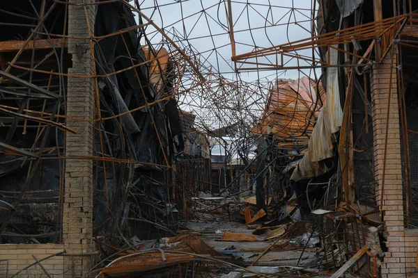 在俄罗斯导弹袭击后摧毁了乌克兰最大的市场 哈尔科夫 图库图片