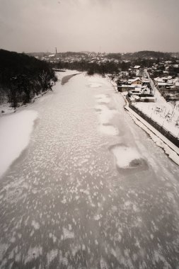 Nehirde buzun dokusu yakınlaşıyor. Rüzgar buz üzerinde desenler çizer. Kışın karanlık sabahı