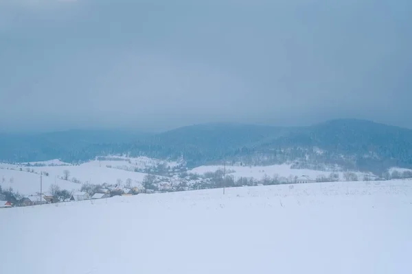 Paisaje Nevado Europa Pequeño Pueblo Solitario Antes Tormenta Las Montañas —  Fotos de Stock