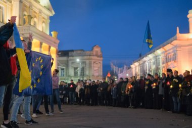 Zhytomyr, Ukrayna - 20 Şubat 2022: Avrupa Birliği ve Ukrayna bayrakları, Avrupa Ukrayna Birliği 'nin desteği, Ukrayna konsepti Avrupa Birliği' nin aday bir üyesidir