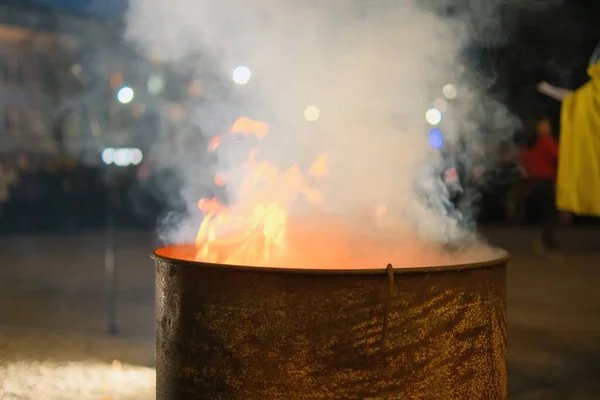 2022年2月20日 ウクライナ ジトミル ジトミル通りで加熱用の鉄樽 — ストック写真