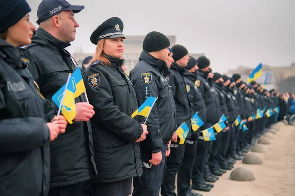 Zhytomyr Ucrânia Fevereiro 2022 Policiais Ucranianos Seguram Bandeiras Ucrânia Patriotas — Fotografia de Stock