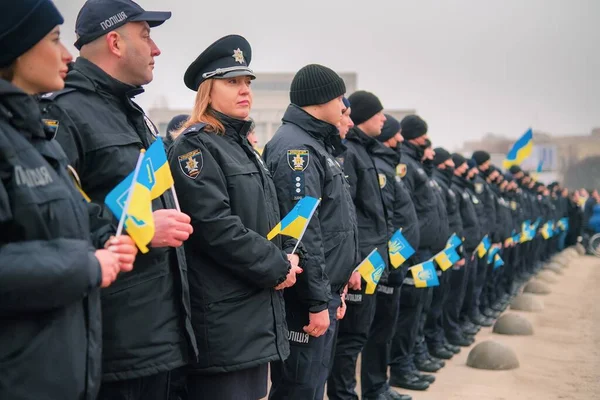 Zhytomyr, Ukrayna - 16 Şubat 2022: Ukrayna polisi bayrakları tutuyor. Ülkelerinin vatanseverleri. Ulusal Birleşme Günü. Ukrayna her yıl 16 Şubat 'ta Ulusal Birleşme Günü' nü kutluyor.