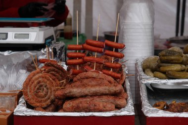 Tezgahta çeşitli sosis ürünleri var..