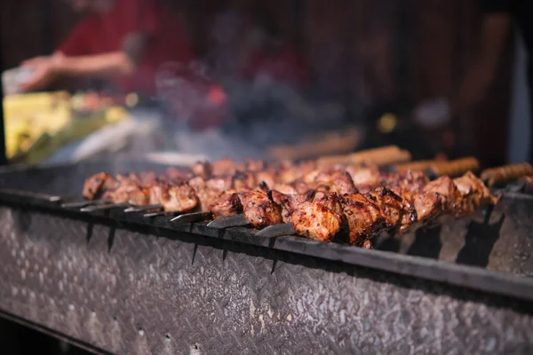 Kızarmış etli biftek, baharat ve otlarla birlikte, yanan kömürlerin içinde, bbq ızgarası, alevler ve duman. Izgara çizgili sulu biftek piknik kutlaması için hazır. Barbekü ızgarası